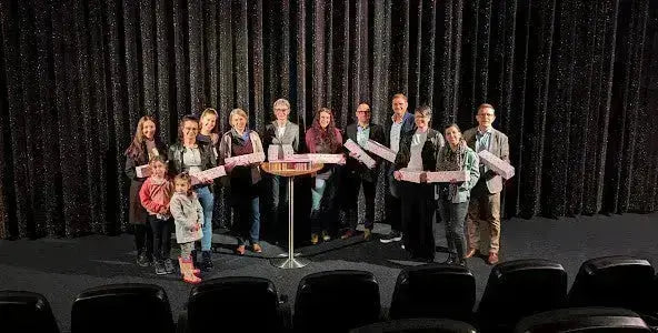 Gemeinsam-für-Sprache-und-Inklusion-Rotary-Club-Marburg-spendet-Daumenkinos-an-Marburger-Einrichtungen talking hands flipbooks