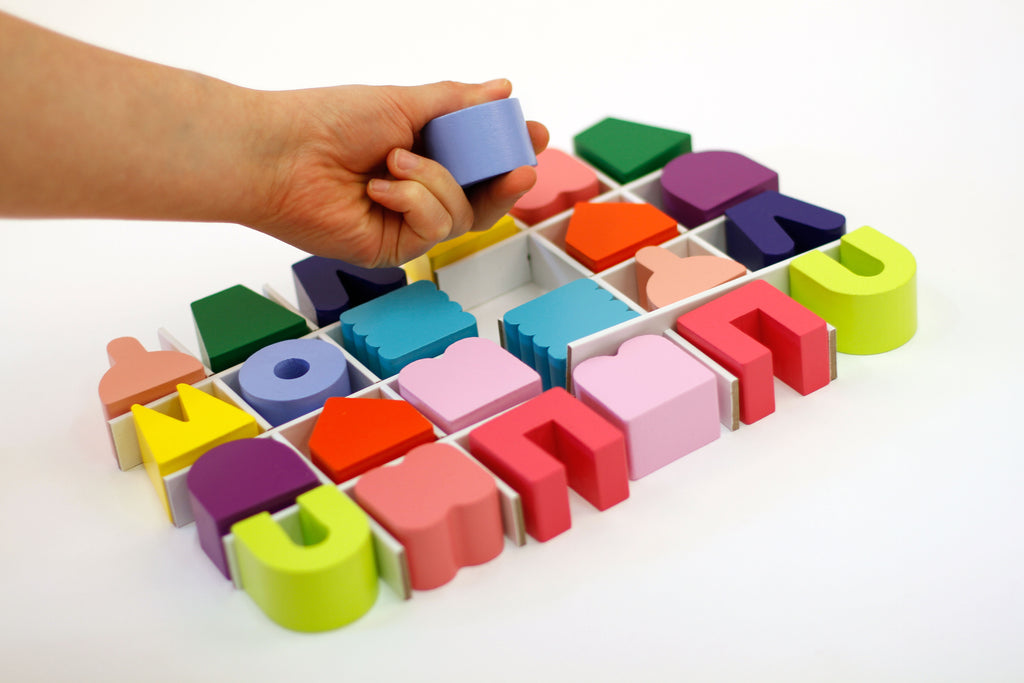 tilo, das Tastspiel von talking hands mit verschiedenen 3D Figuren zum anfassen und bauen